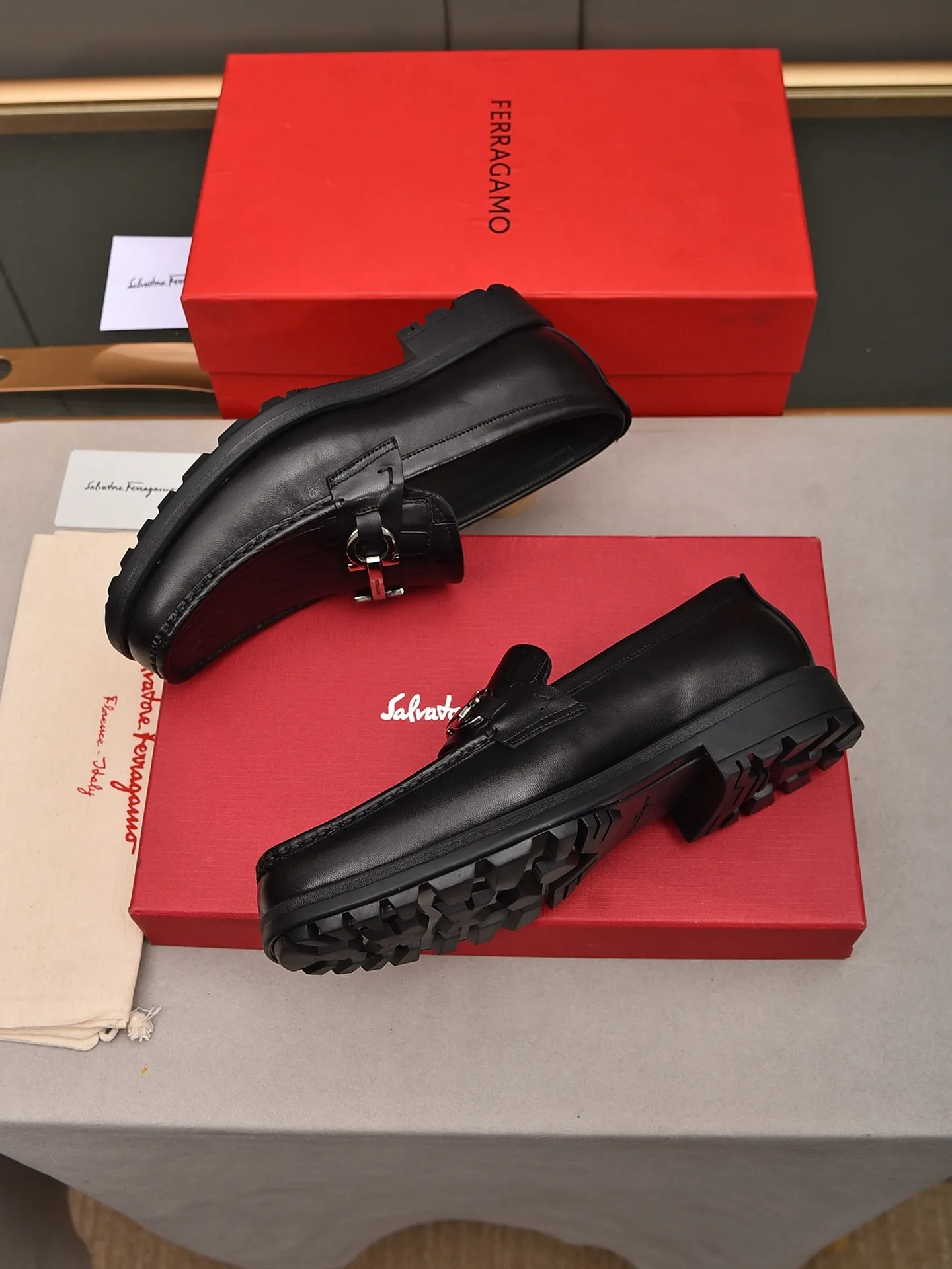 Men's shoes 💰: 500 Brand: Ferragamo Size: Men's size 38/44 (45 can be customized) Grade: Same style as the official website High-end quality men's shoes Material: Original first-layer calfskin Water-dyed cowhide lining Original outsole Style categories: Men's fashionable formal business casual leather shoes Slip-on men's shoes high-top series Young fashion European and American trends British style Casual matching Comfortable feet